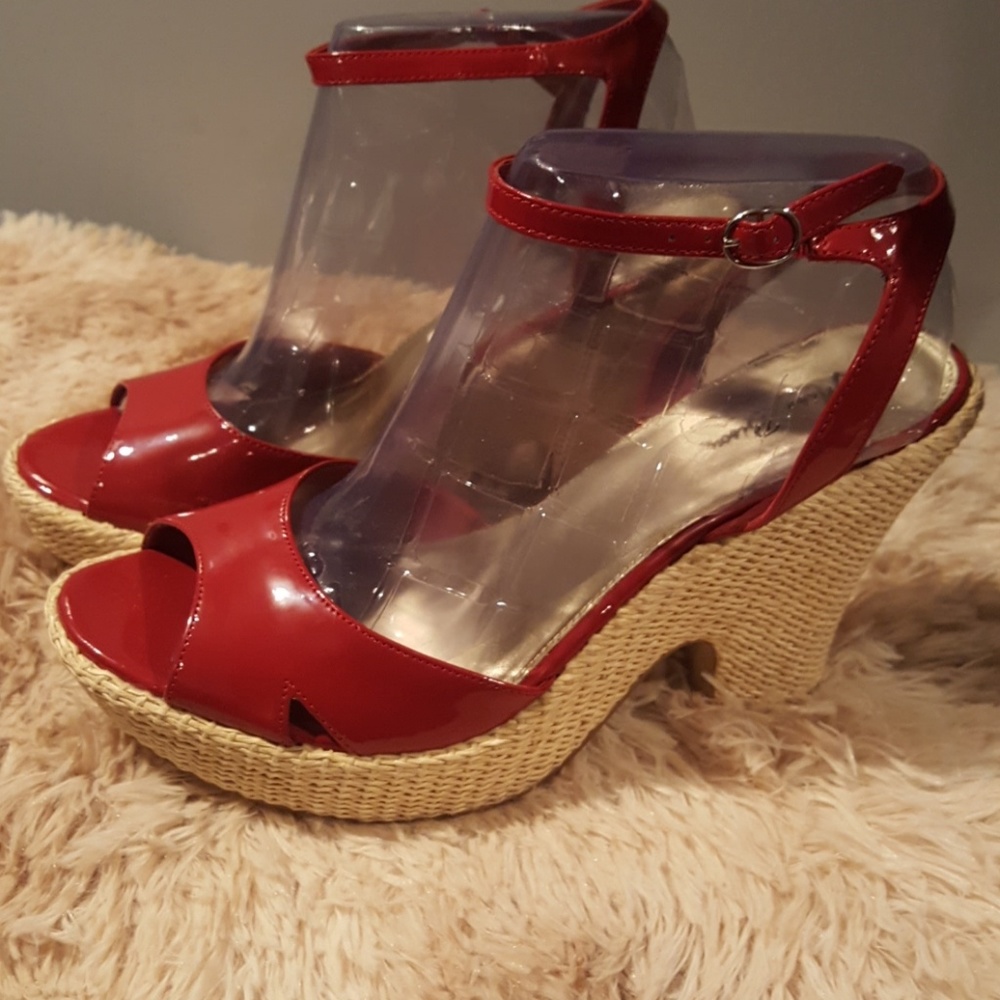 NWOB Red patent chunky heel sandals